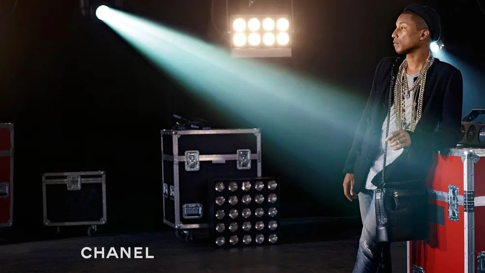 pharrell-williams-chanel-hadbag-ads-elle-man-2