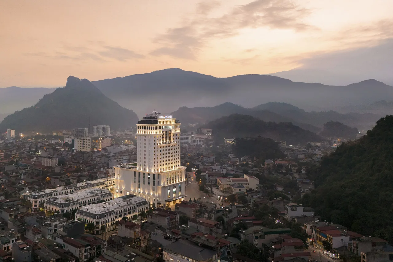 toàn cảnh khách sạn Four Points by Sheraton tại Hà Giang nhìn từ trên cao.