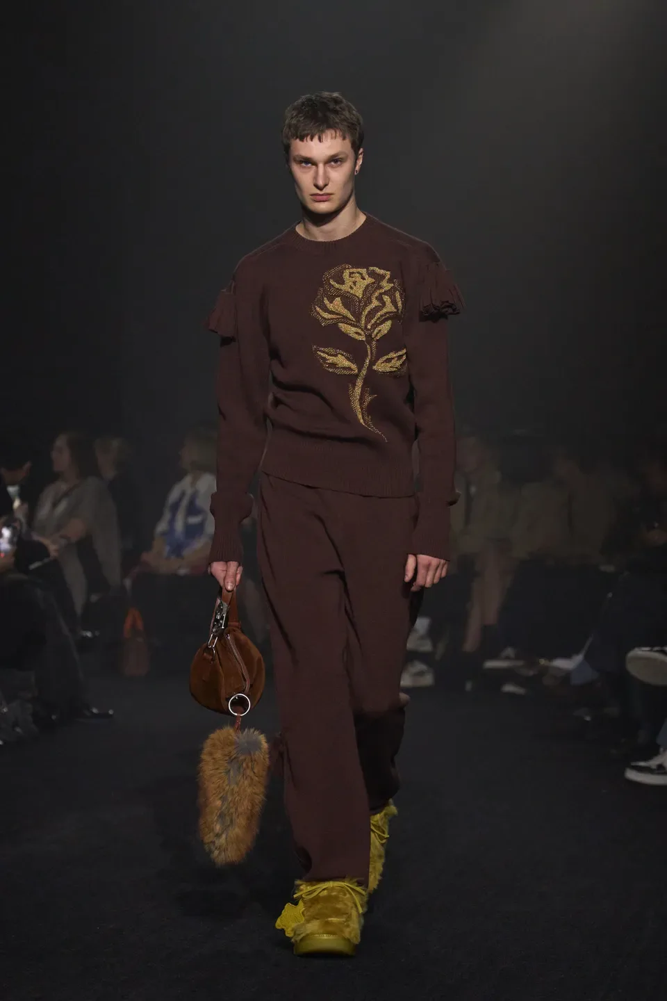 00042-burberry-fall-2023-ready-to-wear-credit-gorunway
