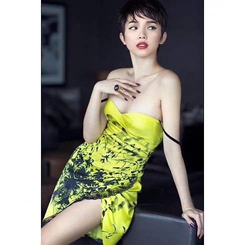 Hình ảnh gợi cảm mới của Tóc Tiên gần đây