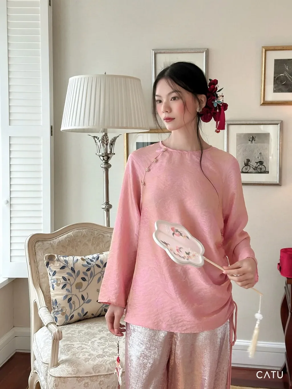 Áo bà ba Uyển Xuân cách tân có hàng cúc nằm xéo trên vai khác biệt so với áo bà ba truyền thống.