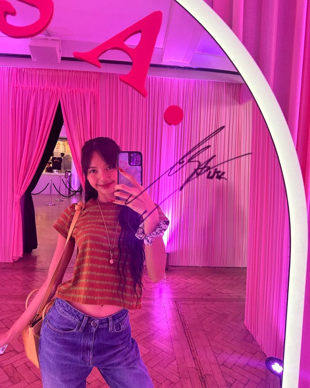 lisa diện baby tee blackpink