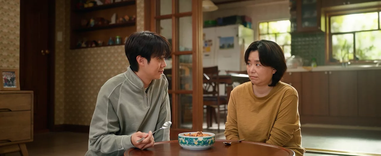 Choi Woo-sik và Jang Hye-jin trong phim Đếm ngày xa mẹ