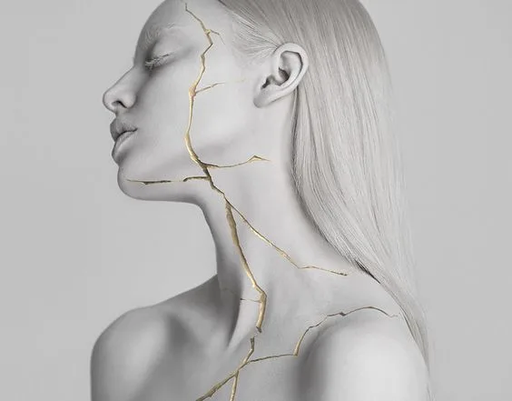 Mỗi người chúng ta đều như một tác phẩm Kintsugi, có câu chuyện, có hành trình và một dáng vẻ độc nhất. Mỗi người chúng ta đều như một tác phẩm Kintsugi, có câu chuyện, có hành trình và một dáng vẻ độc nhất.