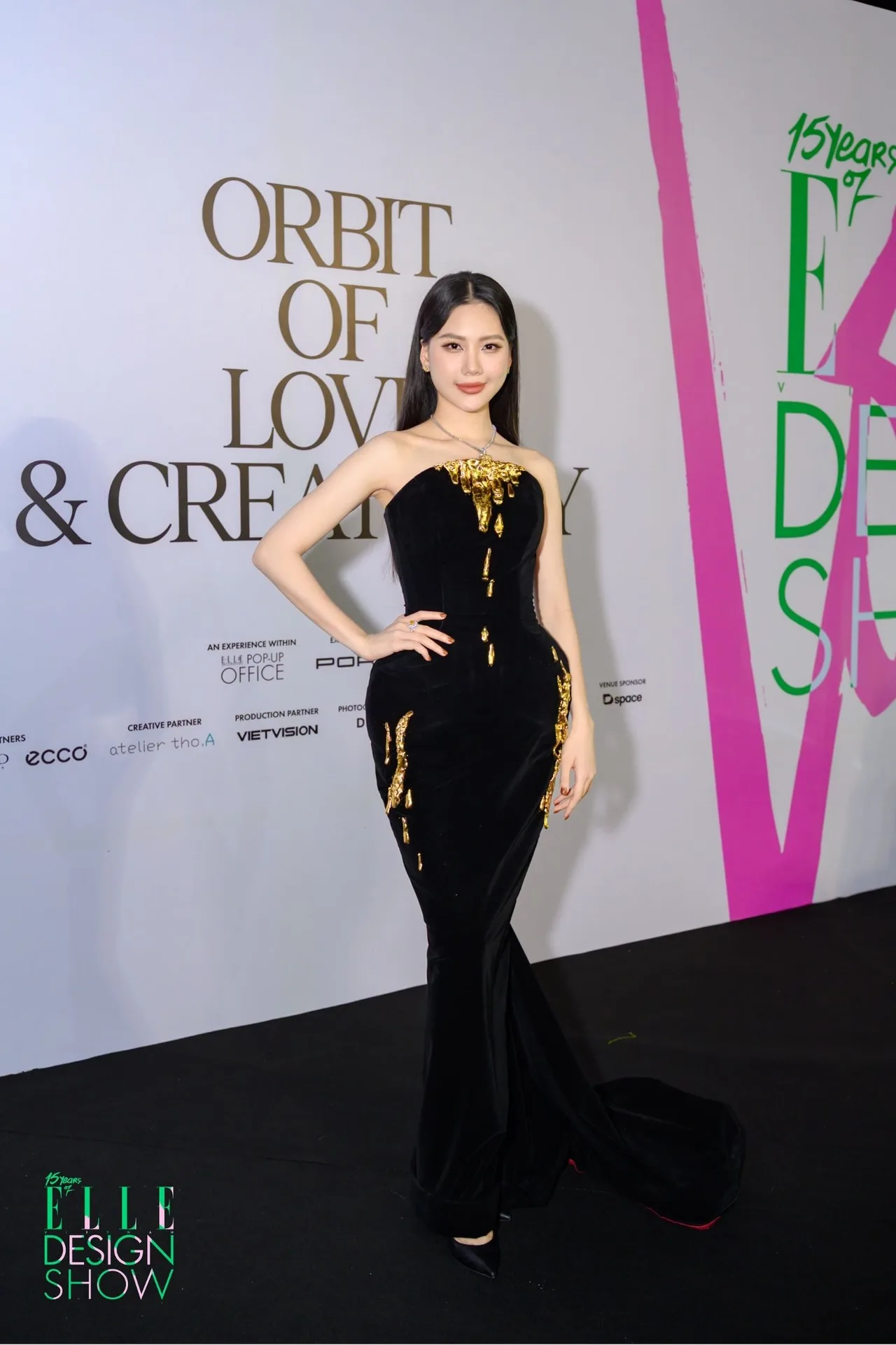 Hoa hậu Bùi Quỳnh Hoa thu hút ánh nhìn trong chiếc đầm nhung đen dáng đuôi cá. (Ảnh: DAINGO Studio)