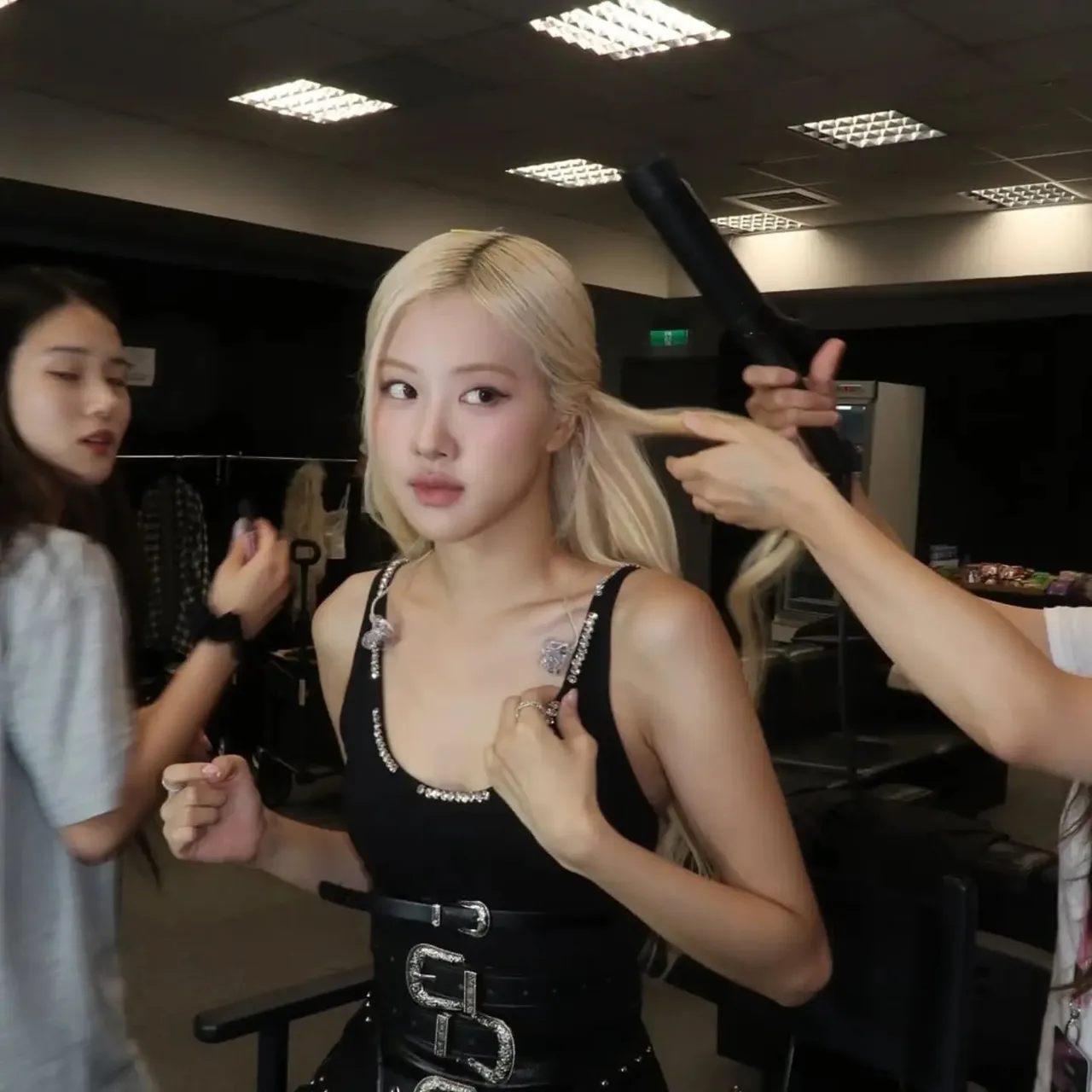 Rosé đang làm tóc, mặc áo 2 dây đen