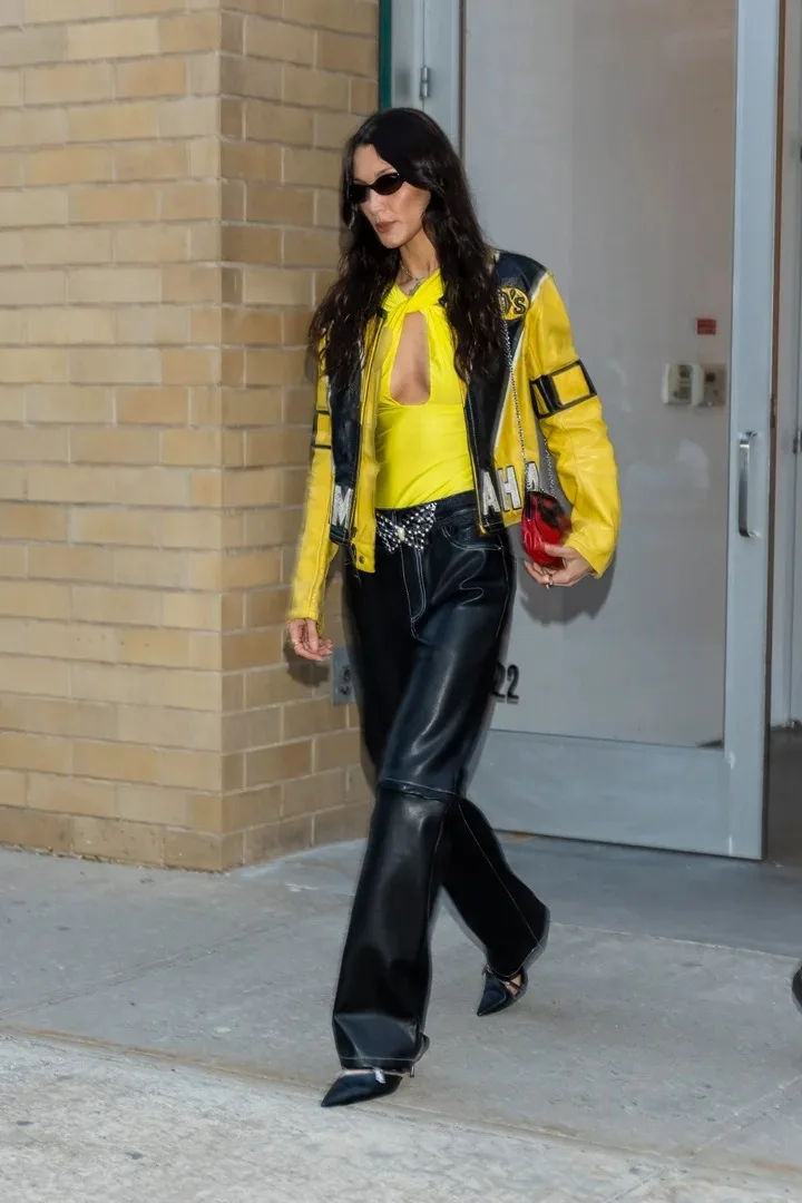 Bella Hadid mặc áo khoác da racing jacket