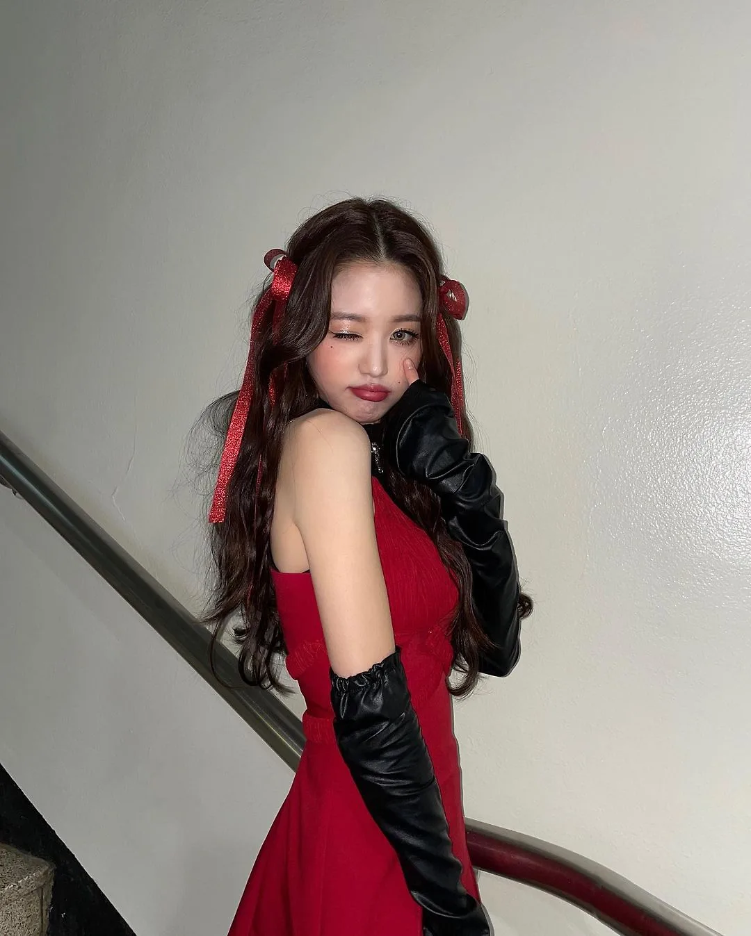 cài tóc bằng nơ đỏ