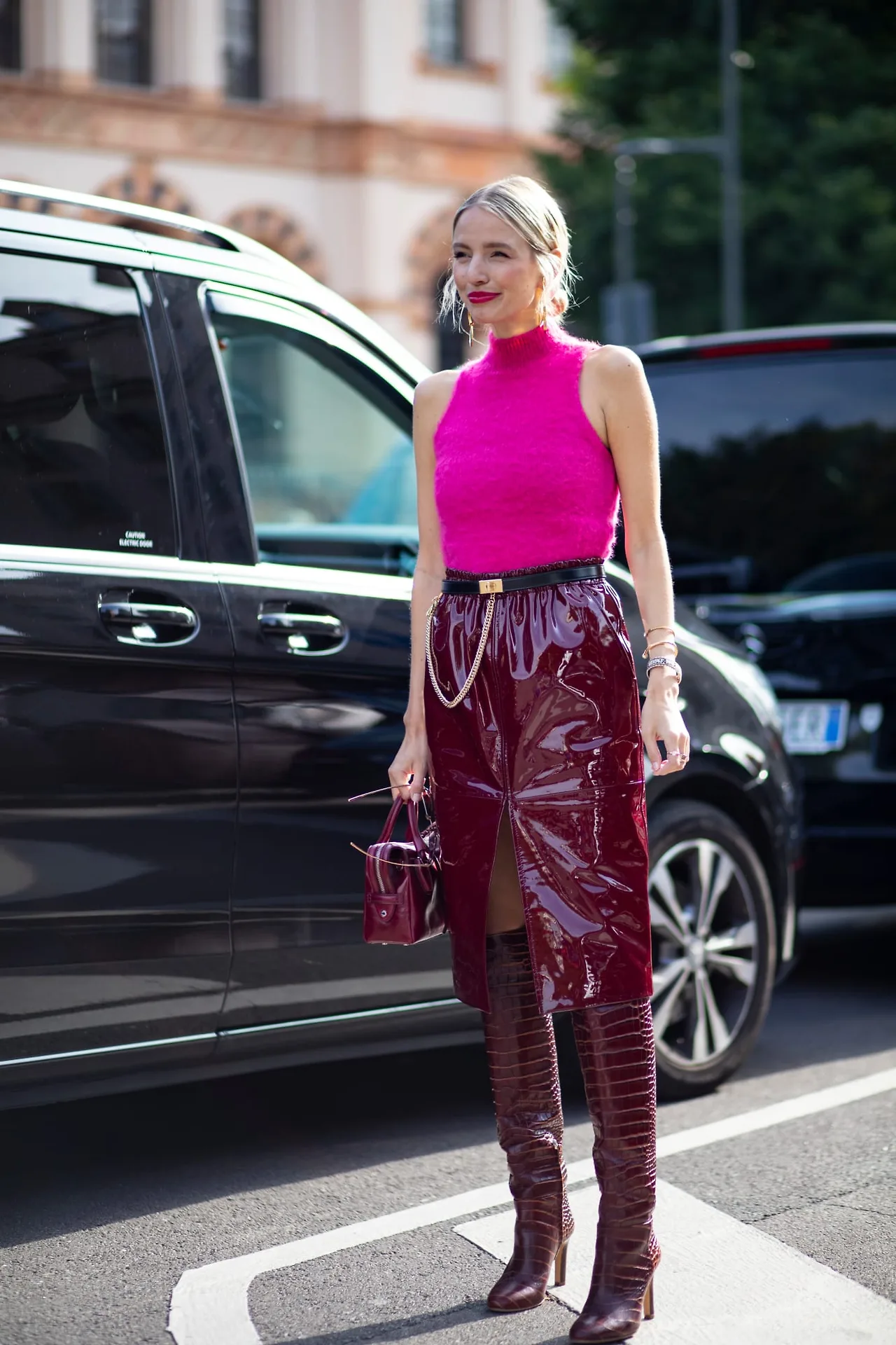 khi phối da cùng chất liệu khác, nhiều fashionista chọn item có màu sắc hài hoà