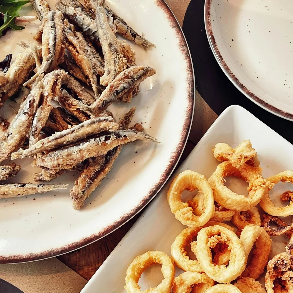 cá nhỏ và mực ống chiên