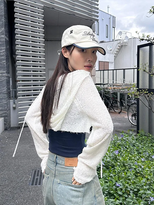 Năng động với quần jeans, hoodie bolero và áo ôm.