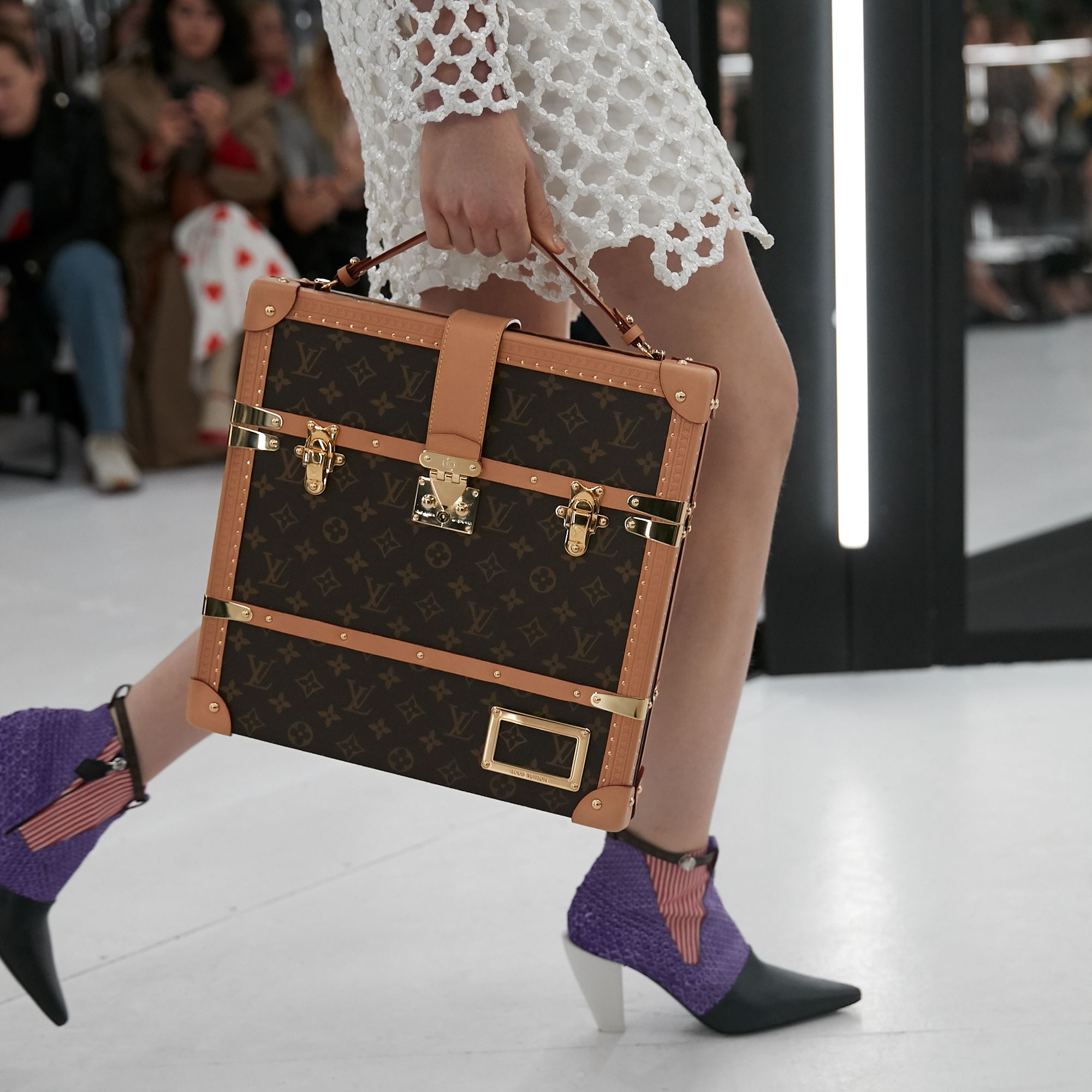 Một mẫu túi xách họa tiết Monogram thuộc bộ sưu tập Louis Vuitton Nữ Xuân–Hè 2019 dưới thời Nicolas Ghesquière.