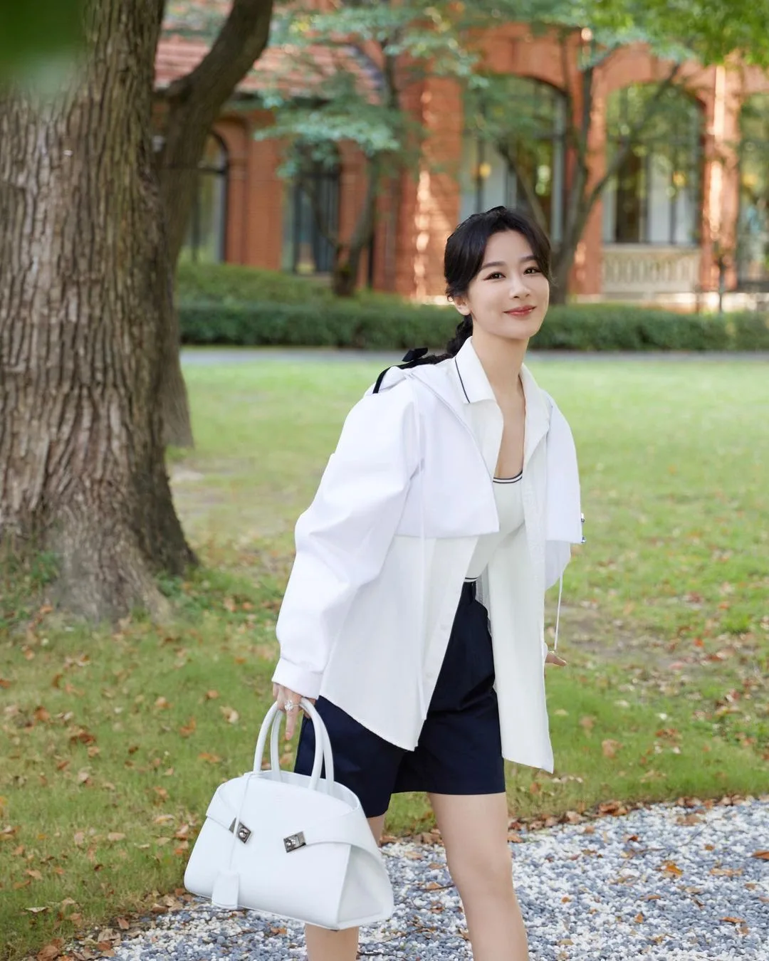Dương Tử diện sơ mi trắng