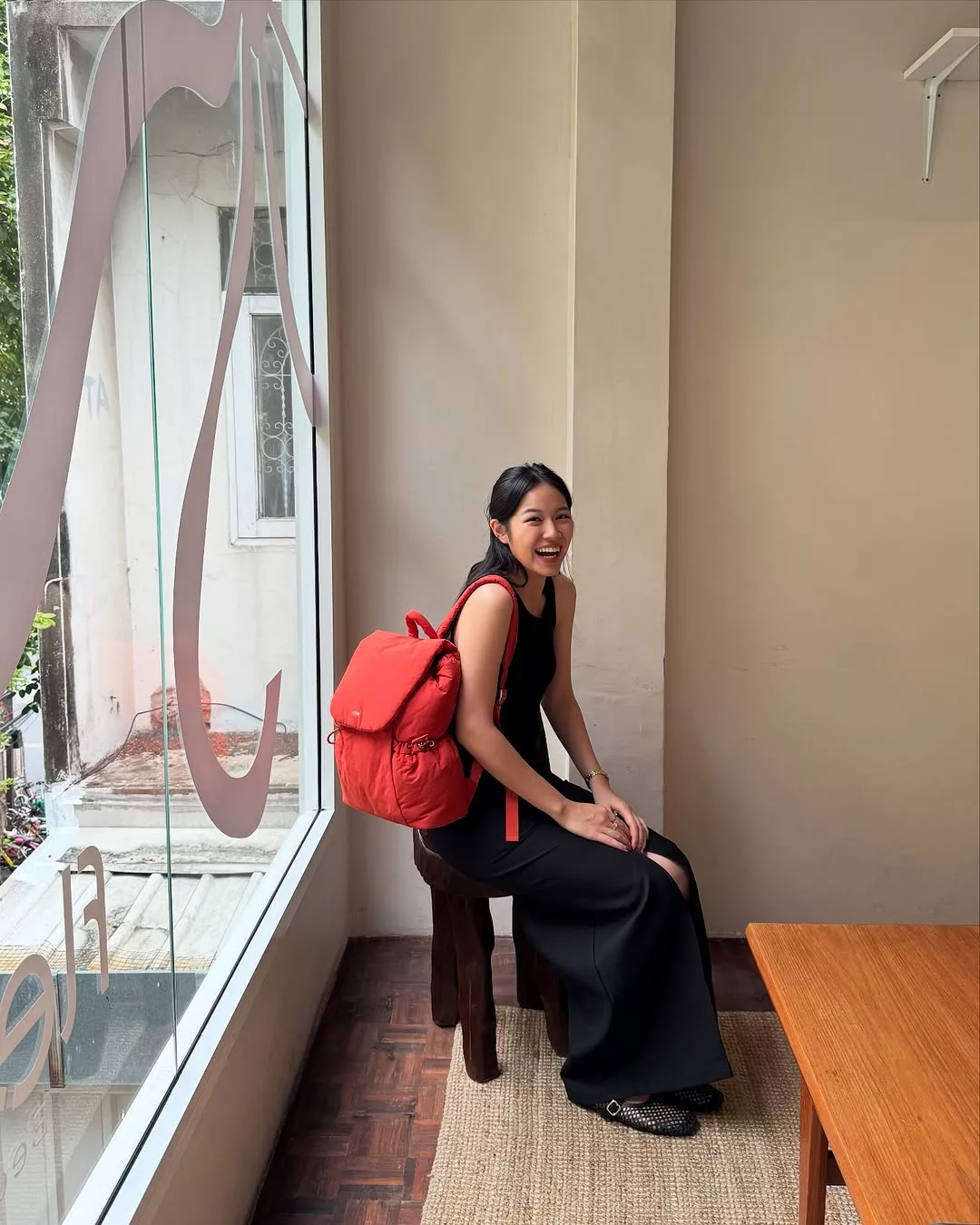 Balo màu nổi giúp thu hút mọi ánh nhìn trên đường.