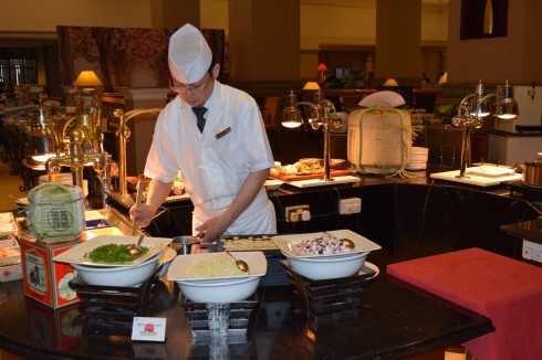 Đầu bếp Yoshinori Nagaoku đến từ khách sạn Sheraton Hiroshima.