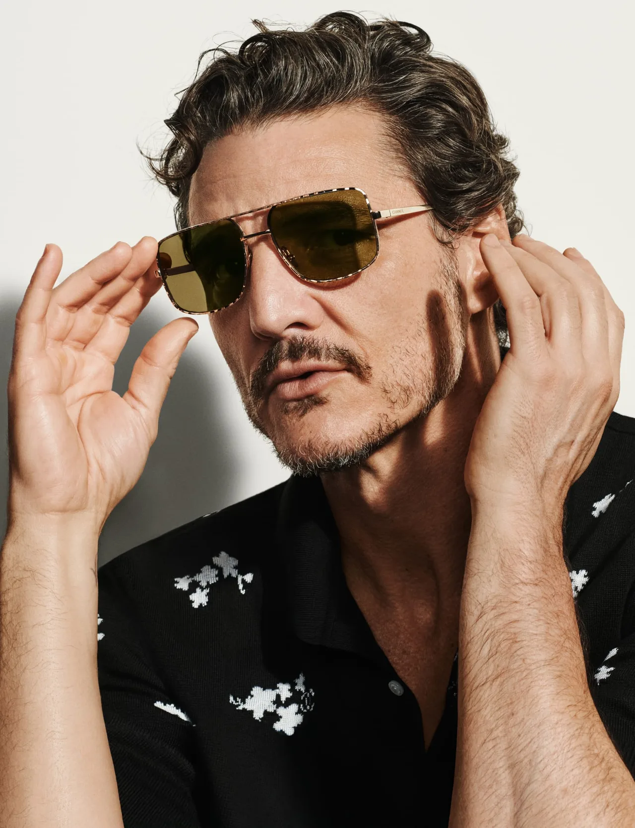 Pedro Pascal lăng xê những mẫu kính mát tích hợp họa tiết chần quả trám biểu tượng của nhà mốt cùng dòng kính cận phi công mạnh mẽ.