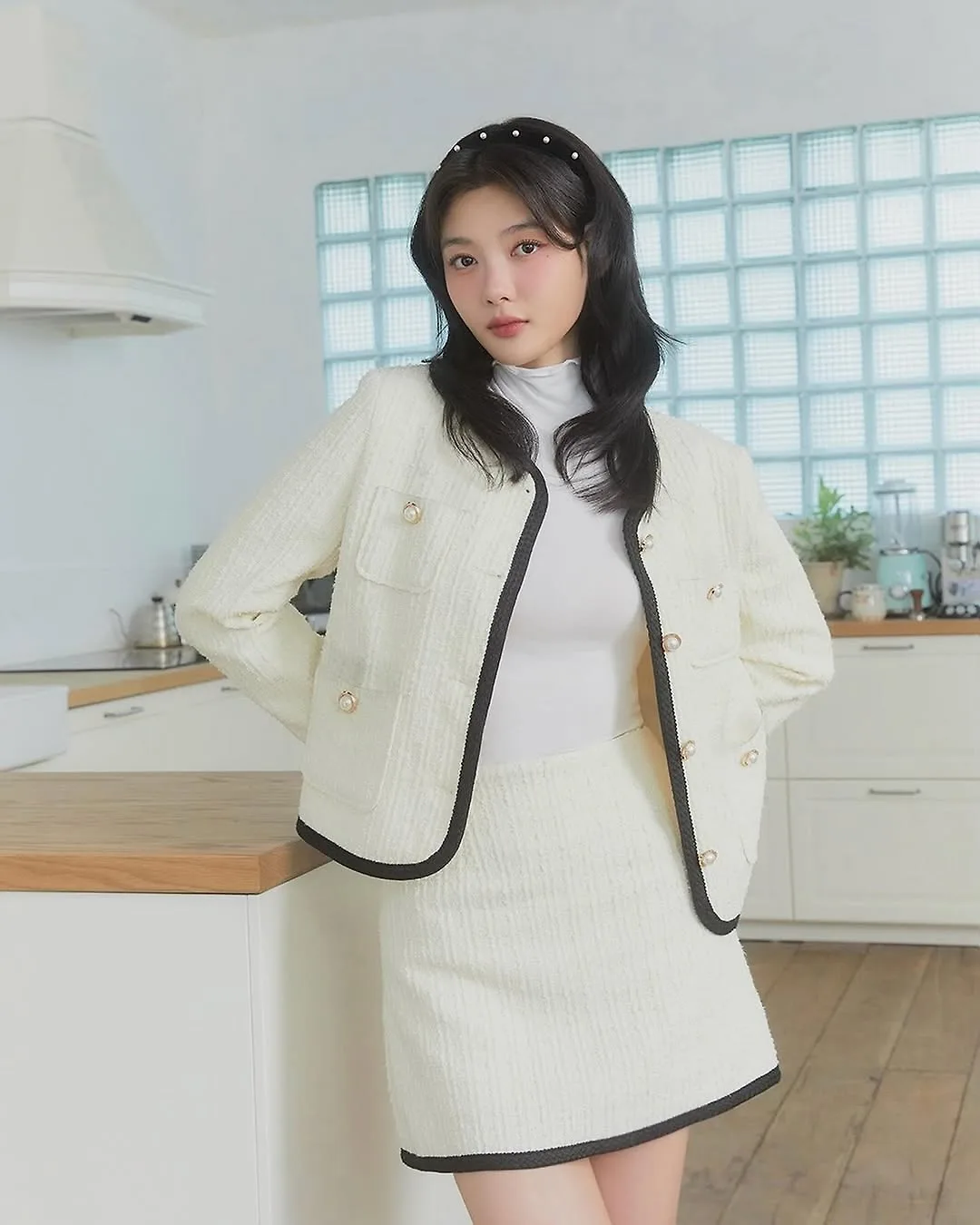 Blazer màu kem phối cùng chân váy cùng màu