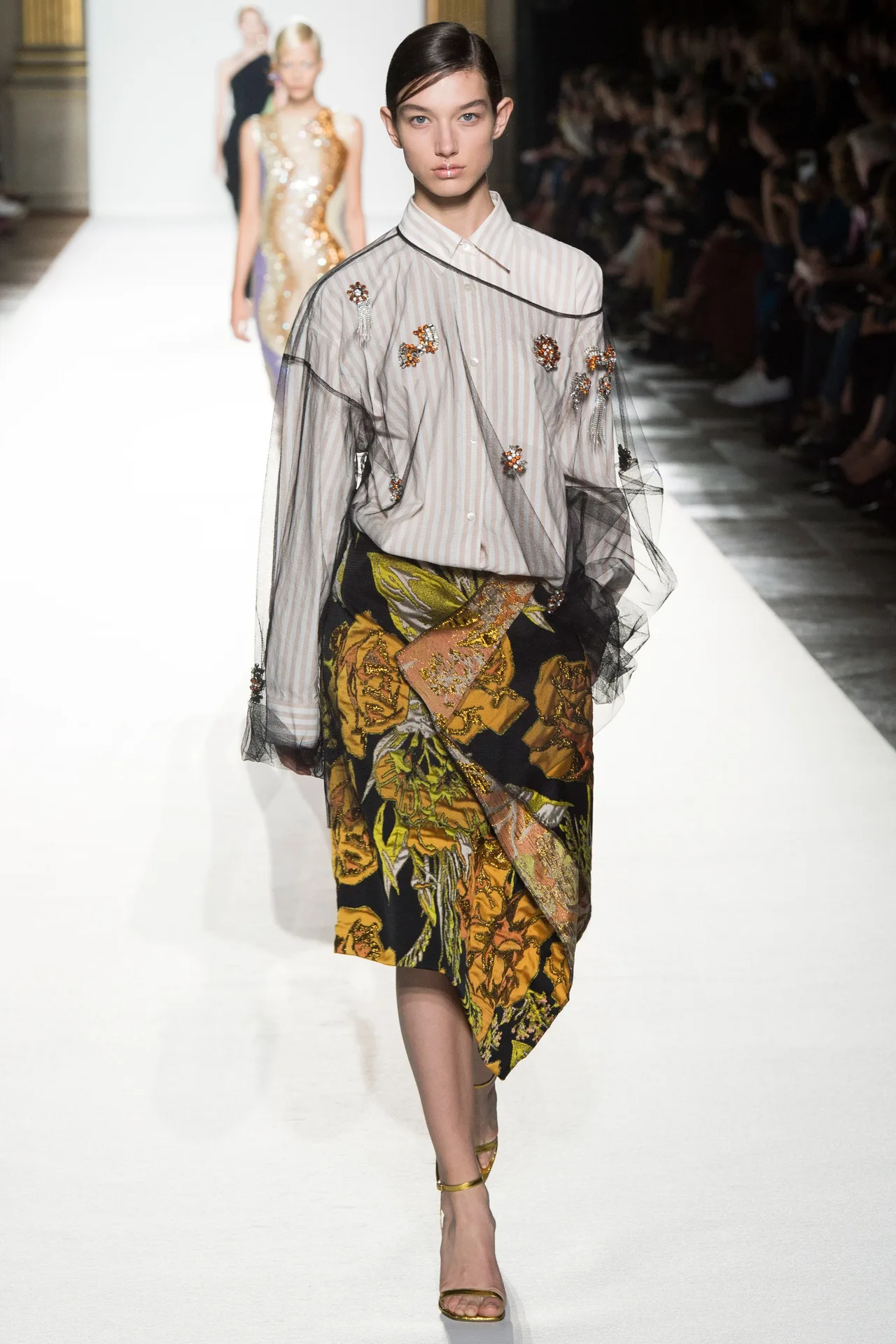 Paris Fashion Week: Muôn màu tích cực trong bst Xuân 2018 của Dries Van Noten