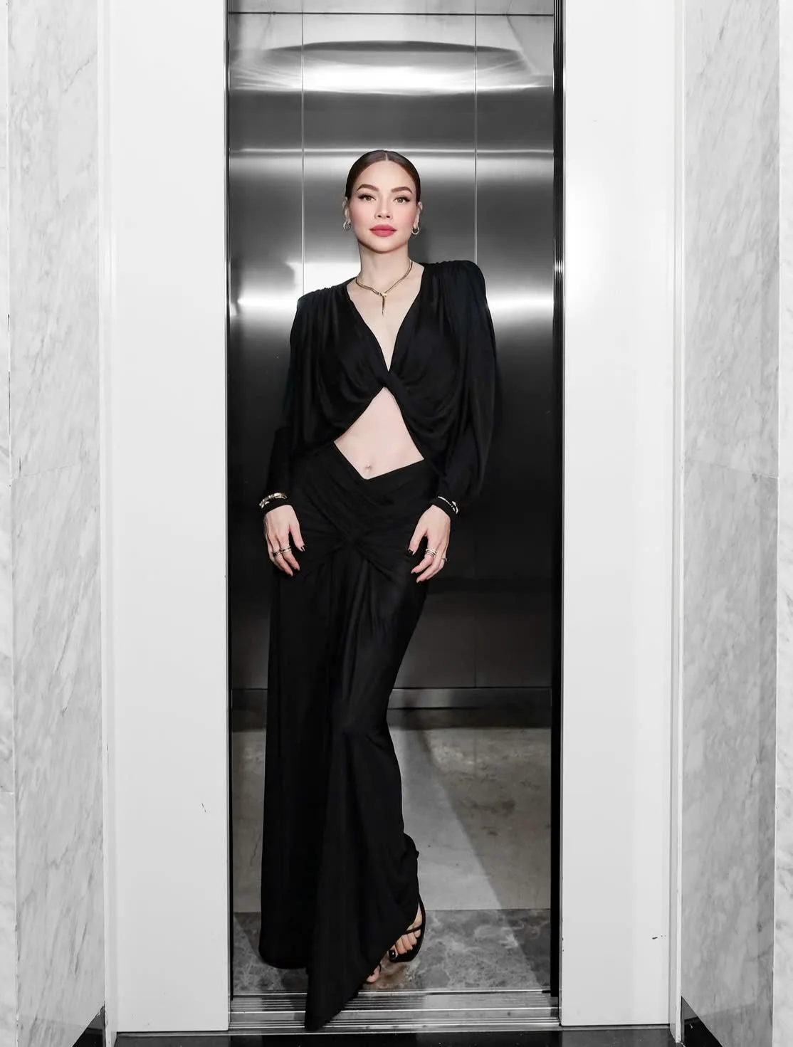 Hồ Ngọc Hà mặc đầm cut out độn vai