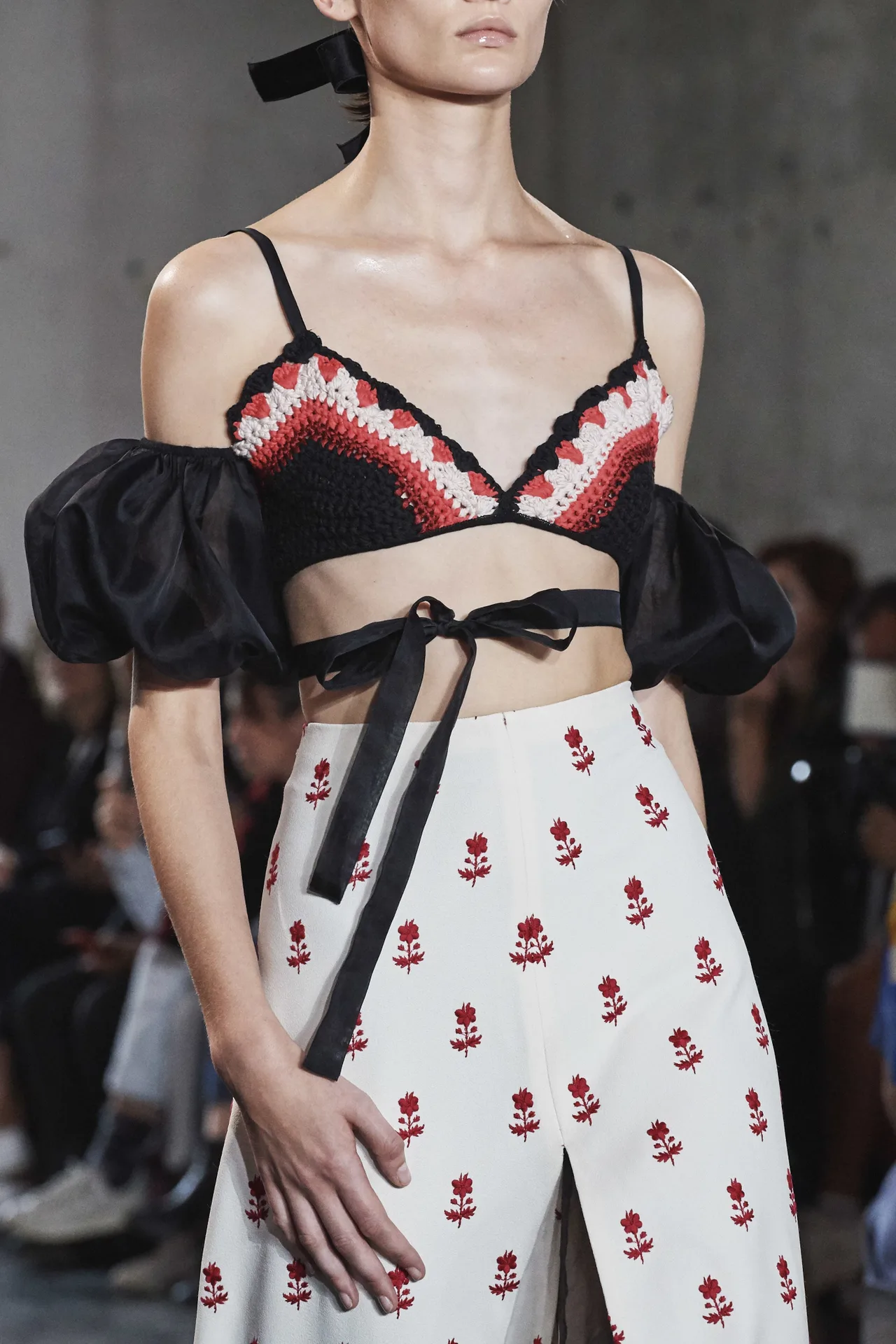 Áo brallete len đan từ BST Xuân - Hè 2020 của Giambattista Valli