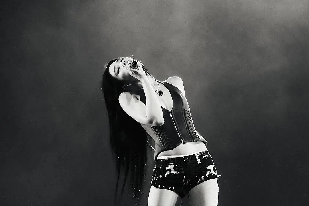 Jennie BlackPink mặc áo corset và quần short cạp trễ