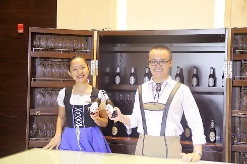 khách tham dự sẽ hát cùng nhau trong nền âm nhạc dân gian Bavarian, nâng cốc bia chúc mừng, nắm tay nhau và cùng khiêu vũ thật vui vẻ