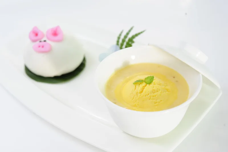 Nhà hàng Long Triều -Kem dương chi cam lộ kèm Bánh bao nhân bơ sữa