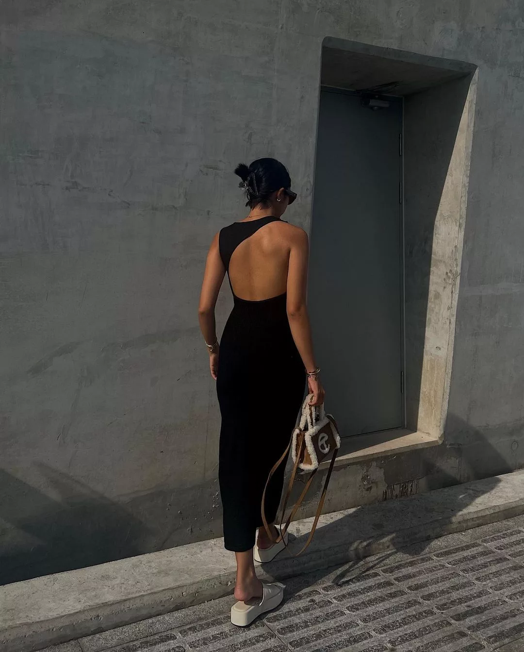 Đầm little black dress cut out của local brand Tor Ducie