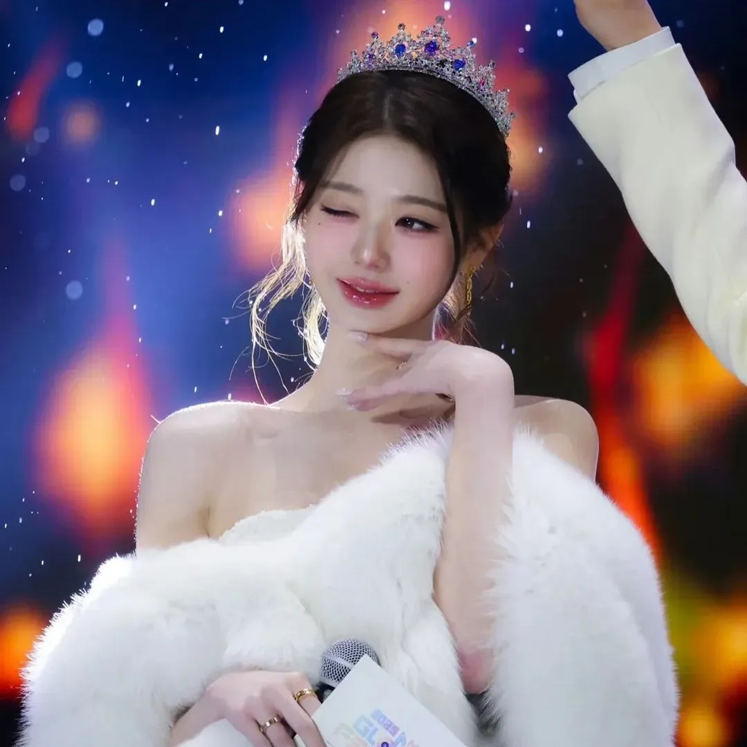 Jang Wonyoung IVE với vẻ đẹp công chúa