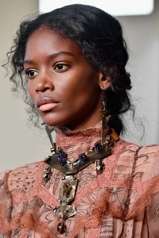 Phong cách làm đẹp độc đáo tại Paris Fashion Week Xuân-Hè 2017 ELLE VN