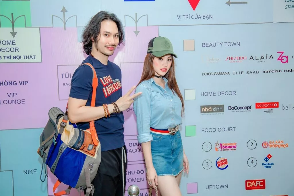 “Hội nhà giàu” “rủ nhau” săn hàng hiệu giảm giá “Hội nhà giàu” “rủ nhau” săn hàng hiệu giảm giá