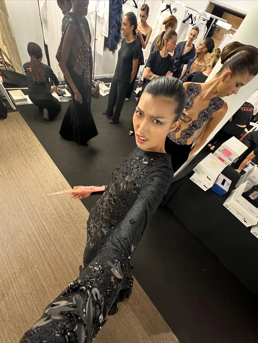 Dahan chia sẻ ảnh hậu trường tại Tuần lễ thời trang Paris Haute Couture 2026