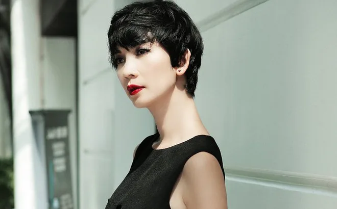 Chặng đường nhan sắc của siêu mẫu Xuân Lan qua năm tháng Sau khi sinh con, cô vẫn lấy lại vóc dáng ngày nào và vẻ đẹp có phần mặn mà hơn trước. Phong cách thời trang và trang điểm cũng được Xuân Lan trau chuốt hơn mỗi khi xuất hiện.