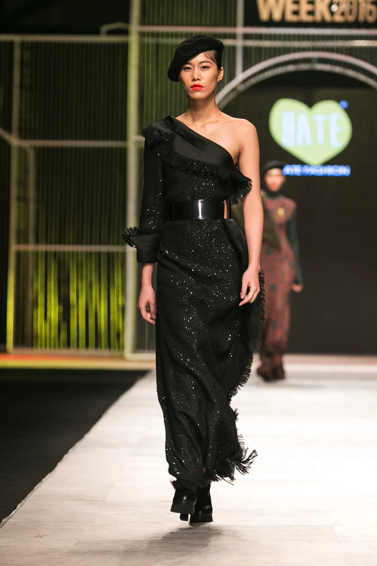 I HATE FASHION thả “Ký ức những mùa đông cũ kỹ” vào BST Thu-Đông 2016 tại VIFW - ELLE VN