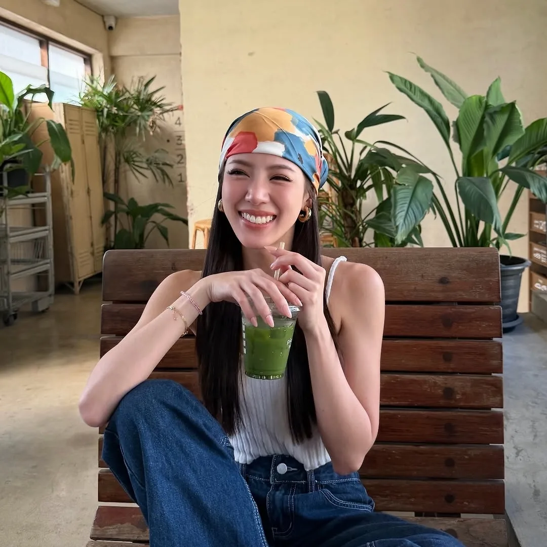 cô gái đang uống nước