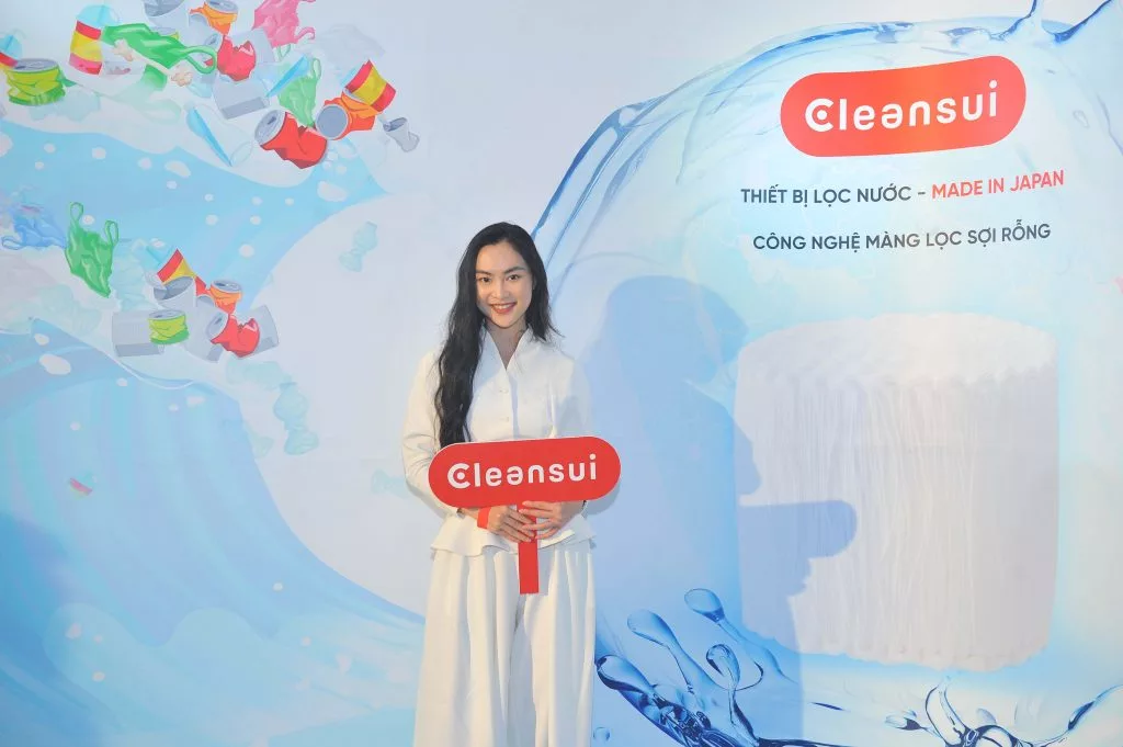 Helly Tống chia sẻ, cô sử dụng rất nhiều nước lọc để chăm sóc và bảo vệ sức khoẻ và làn da của mình.