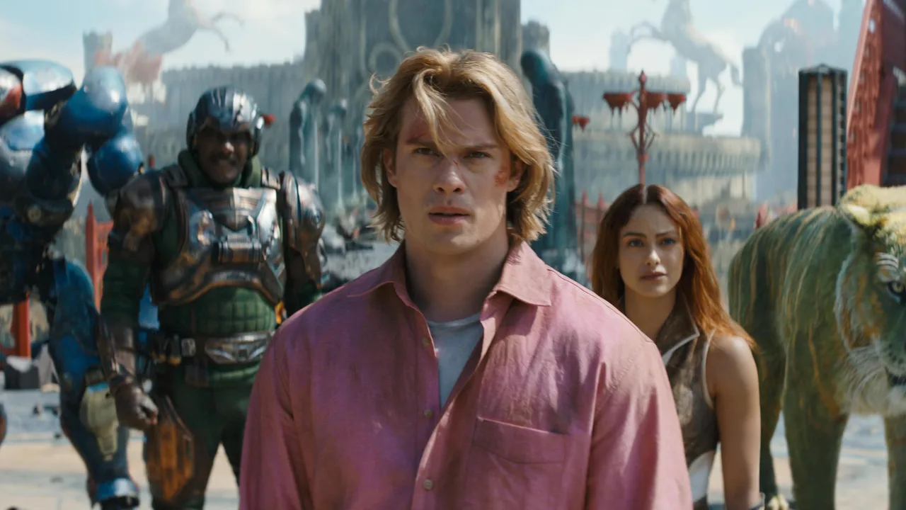 Teela (Camila Mendes) cùng diễn viên Nicholas Galitzine, Idris Elba
