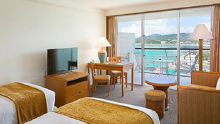Phòng ốc của Okuma resort được xây theo cấu trúc hiện đại và phong cách châu Âu với tông màu chủ đạo là nâu và trắng.