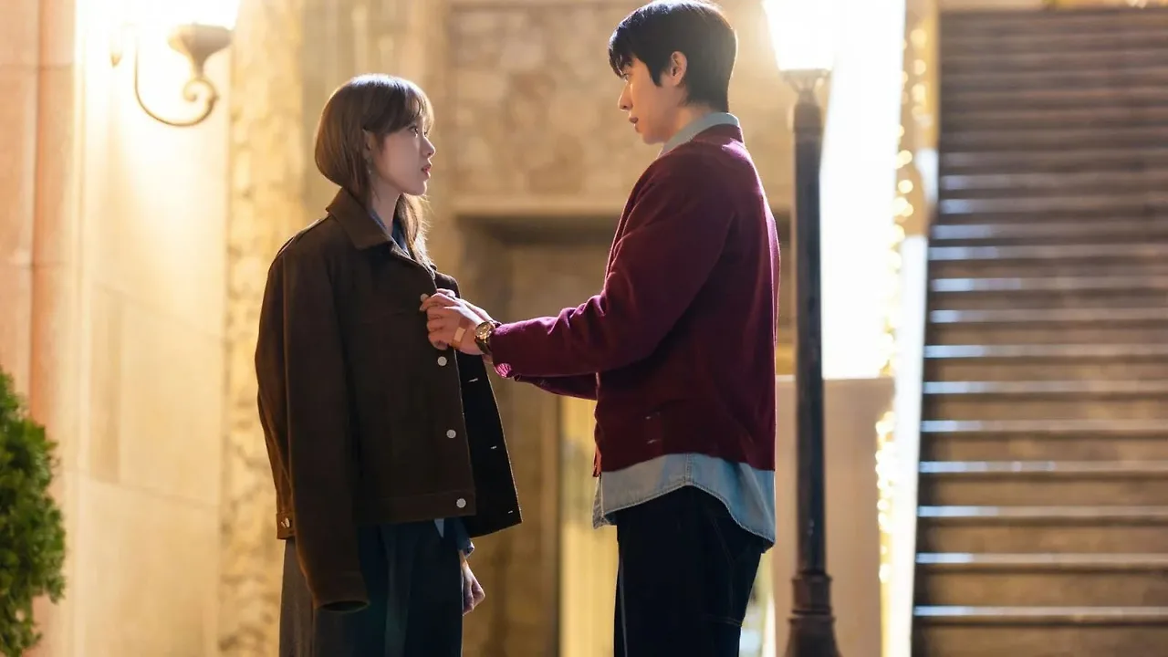 Lee Sung Kyung vai Song Ha Ran trong phim in-your-radiant-season- va Chae Jong Hyeop vai Seon U Chan phim mùa em rực rỡ