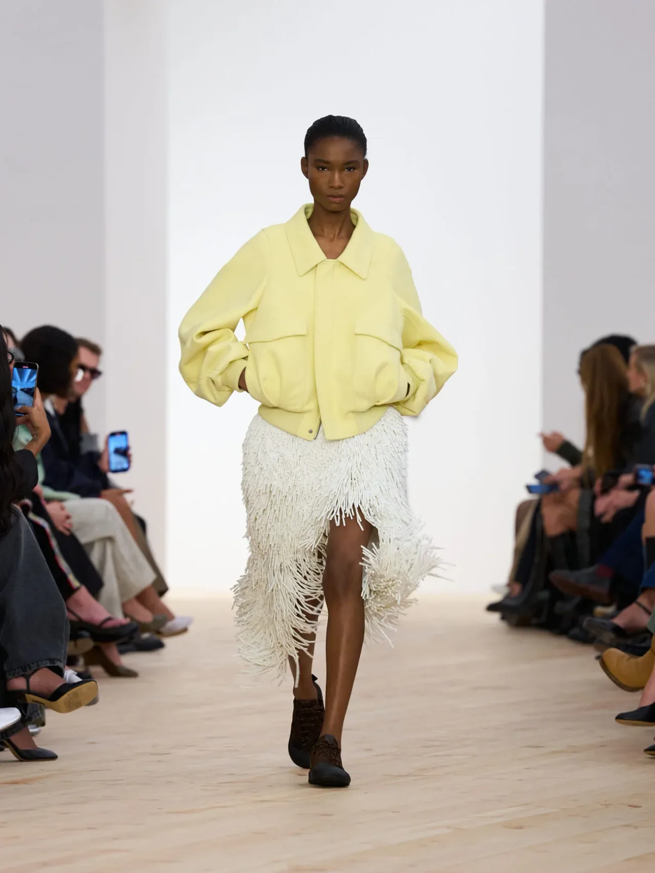 áo khoác vàng pastel Loewe