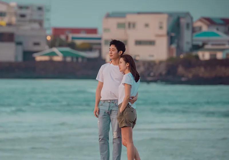 jung hae in và son ye jin đứng bên biển jeju