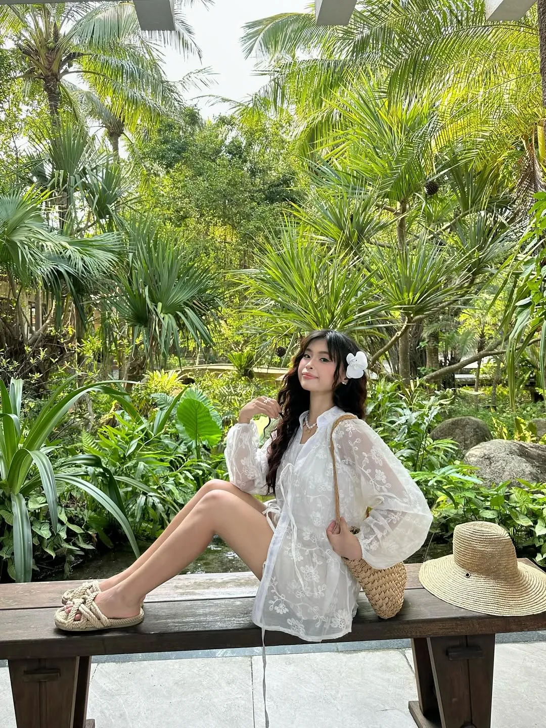Diện dép cói không chỉ giúp đôi chân được "thở" mà còn mang lại một vẻ ngoài thoải mái, tự do và thanh lịch.