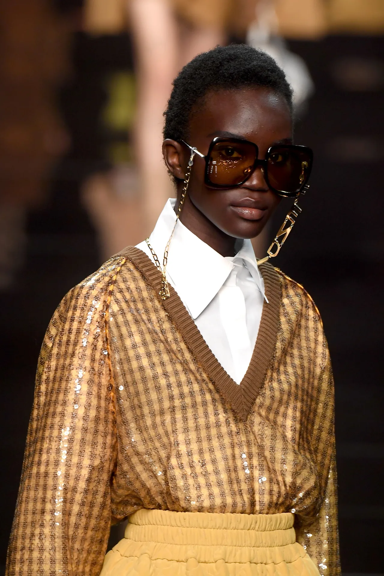 Kính mát cùng phụ kiện dây xích bản nhỏ trong BST Xuân Hè 2020 của Fendi