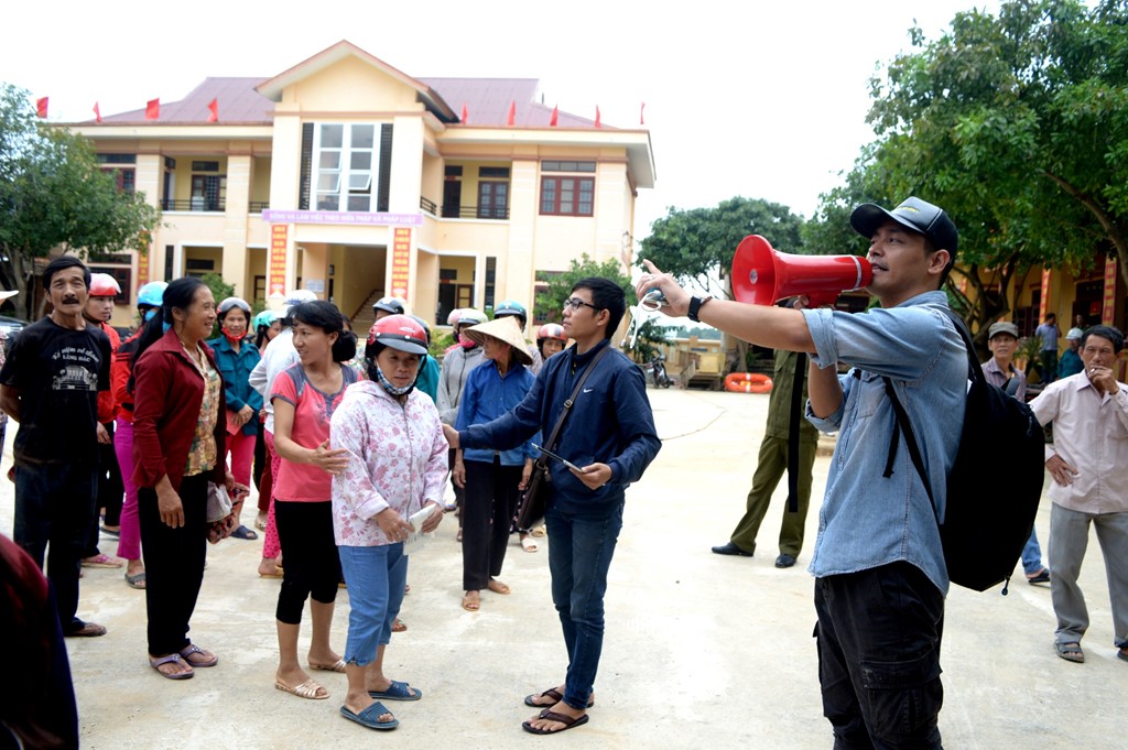 MC Phan ANh đi cứu trợ vùng lũ