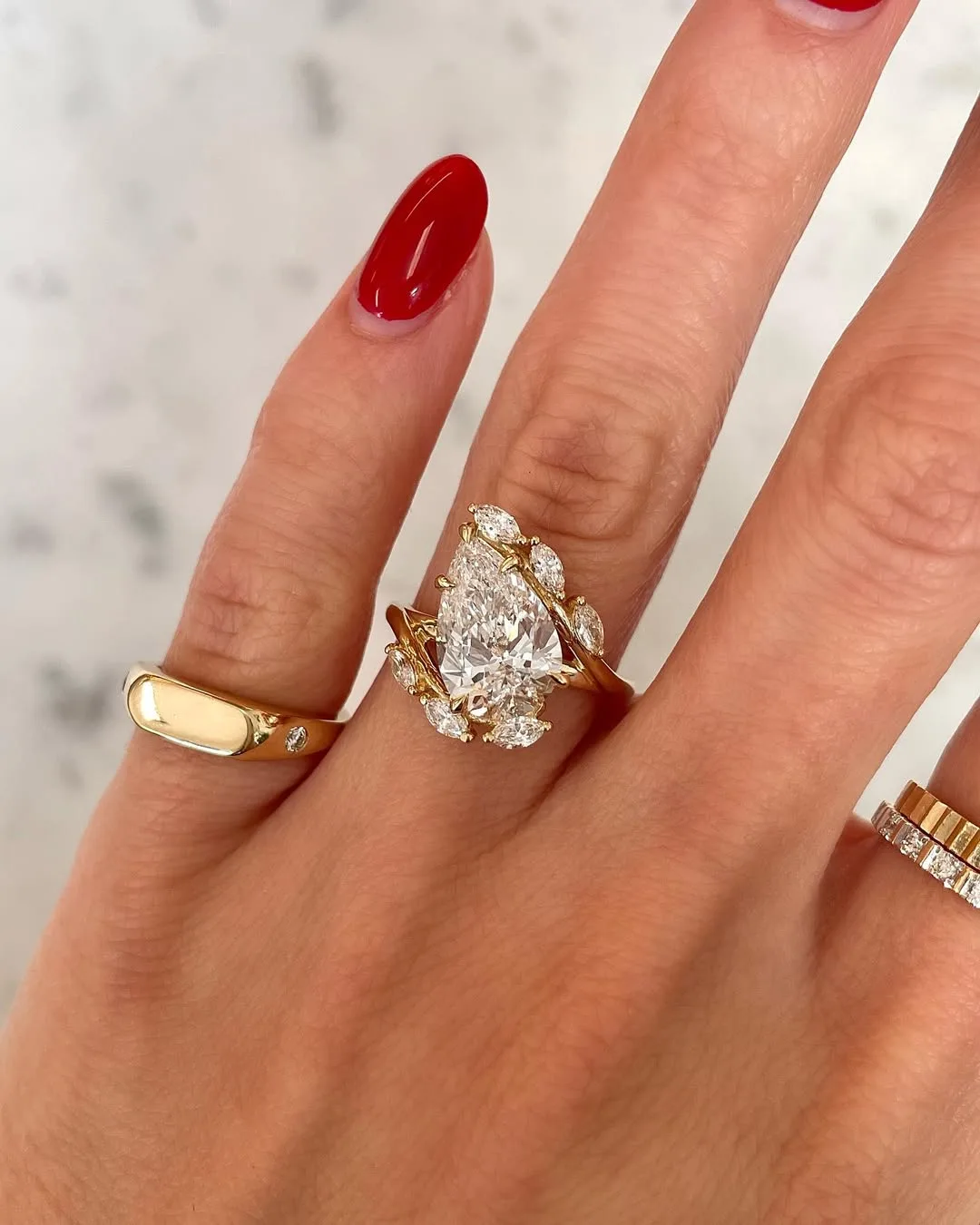 Chiếc nhẫn Pear Cut là sự lựa chọn hoàn hảo của những cô nàng thơ ngây và yêu những điều lãng mạn.