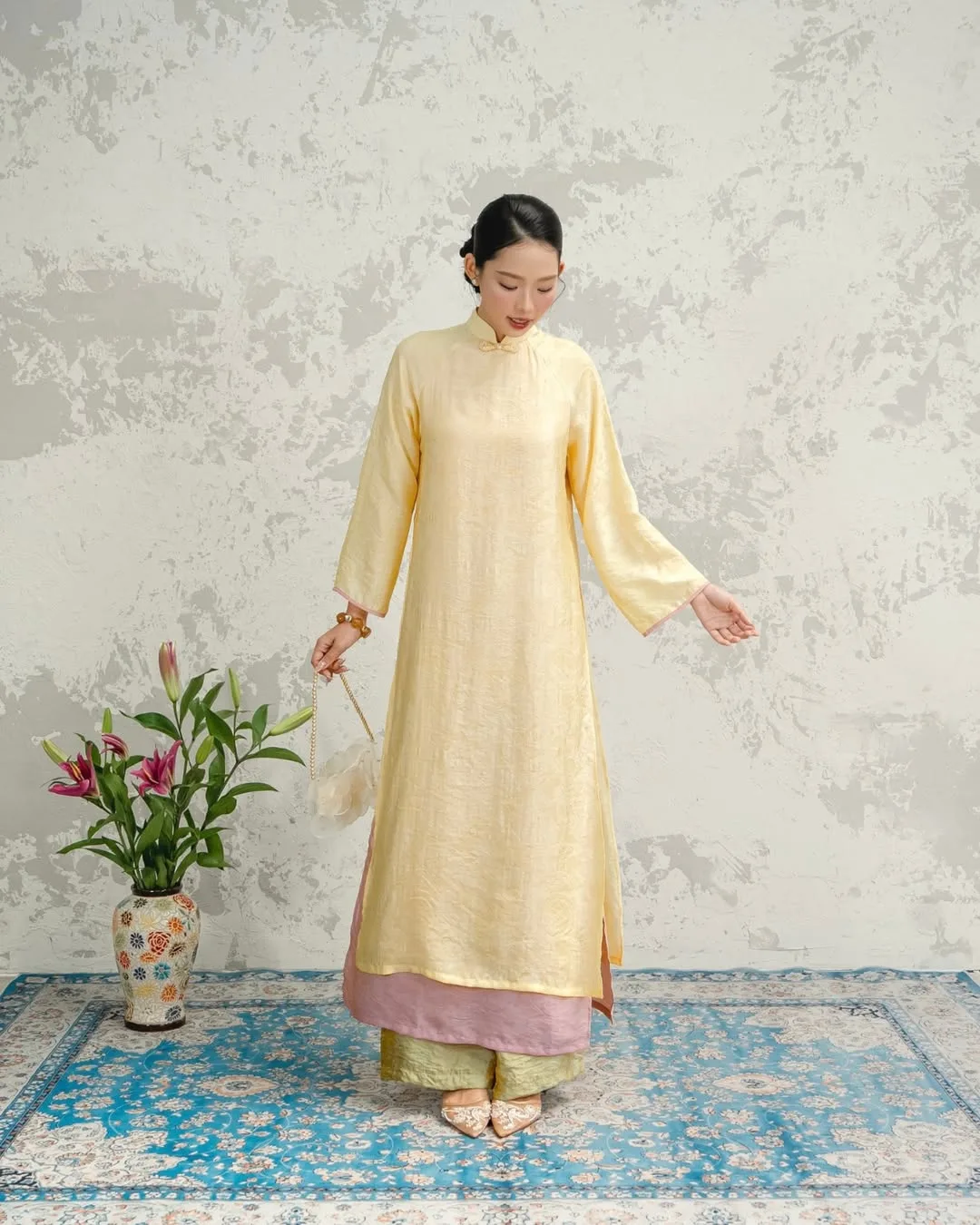 Khi thời trang tìm về những giá trị thủ công, đôi giày thêu hoa hiện diện như một tác phẩm nghệ thuật nhỏ xinh dưới chân nàng.