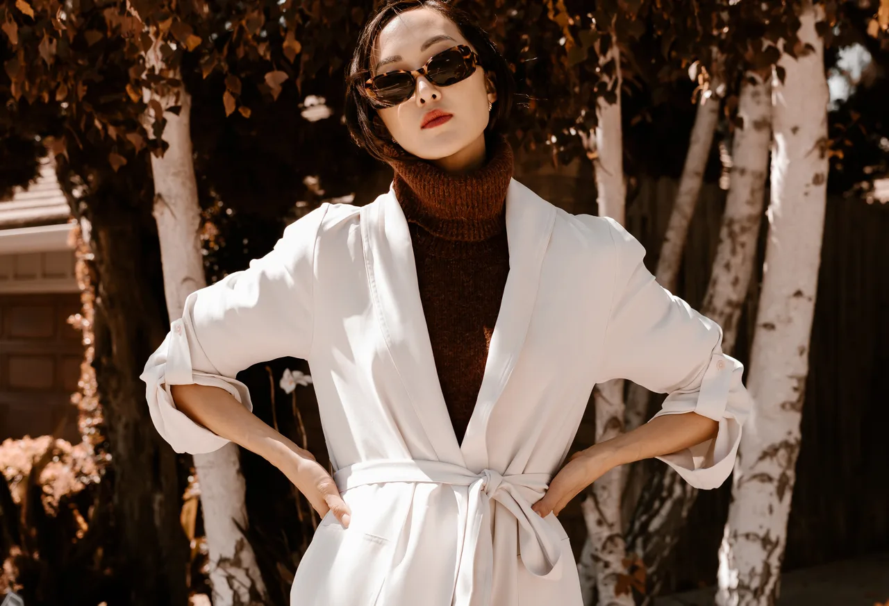 chriselle lim phối đồ với áo cổ lọ và áo khoác