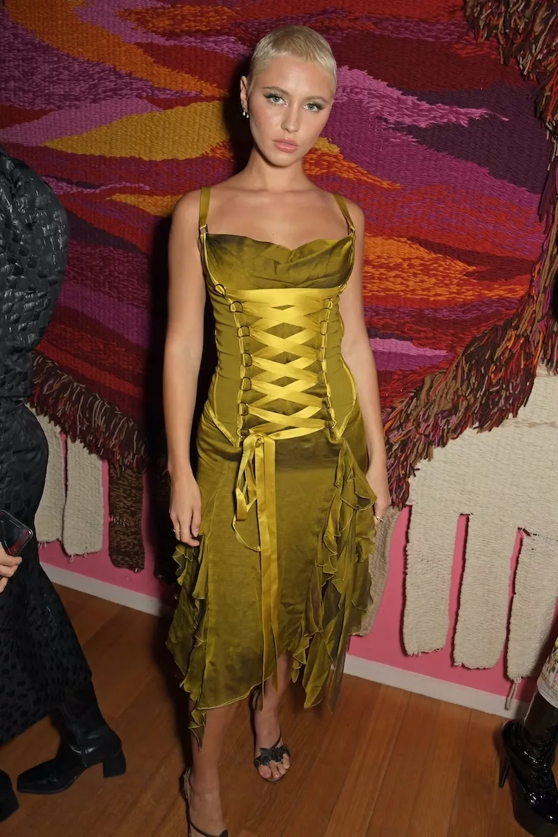 Iris Law cùng đầm Versace vintage sản xuất năm 2003.