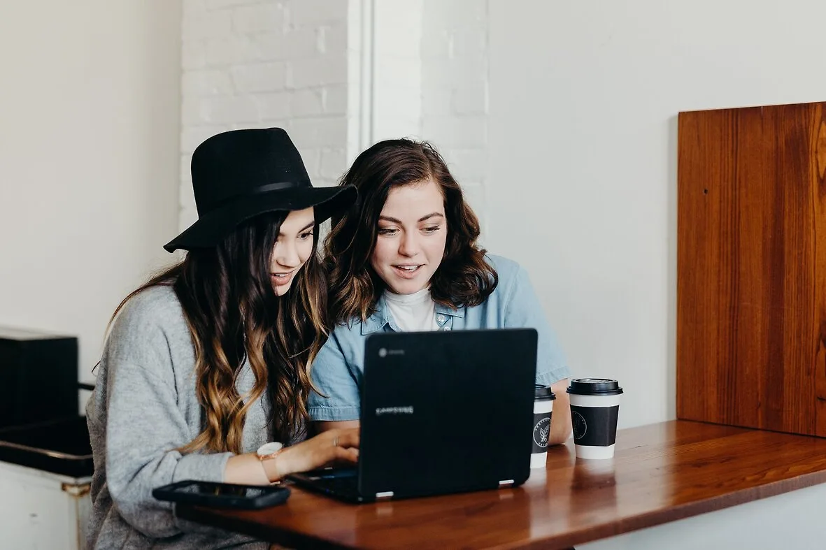 hai cô gái trẻ gen z dùng máy tính