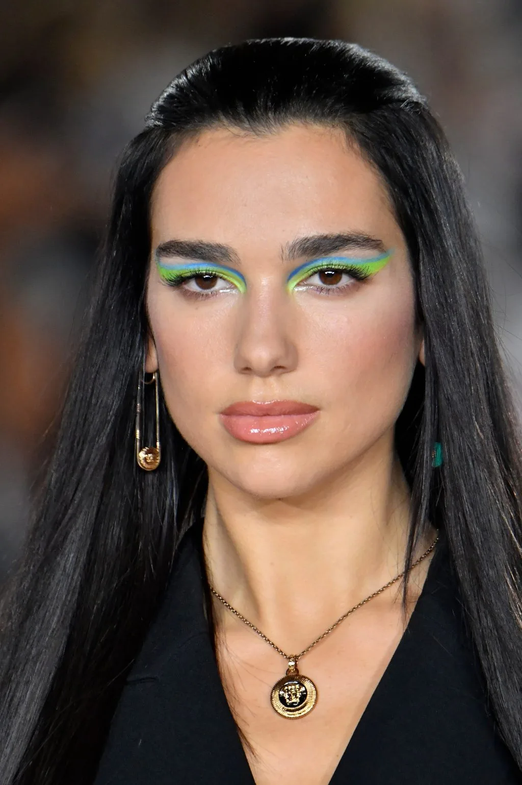 Phong cách mắt mèo với những lớp màu neon trong show diễn của Versace. Phong cách mắt mèo với những lớp màu neon trong show diễn của Versace.